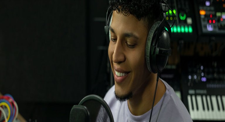 Rosalía hits back at disgusting artist who shared Photoshopped photos 